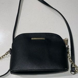 **MOVING SALE EVERYTHING MUST GO WILL ACCEPT MOST OFFERS** Steve Madden bag